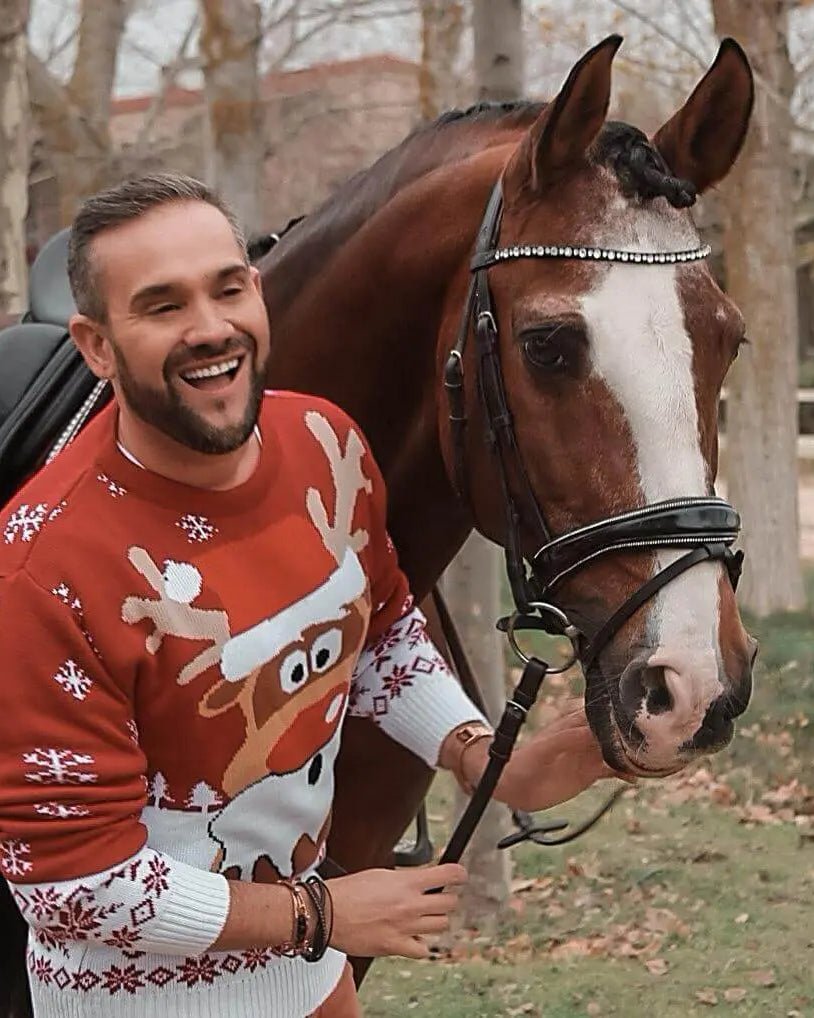 DAVID-CON-SU-JERSEY-DE-RENO-ROJO-RUDOPLH-PREPARANDOSE-PARA-MONTAR-A-CABALLO