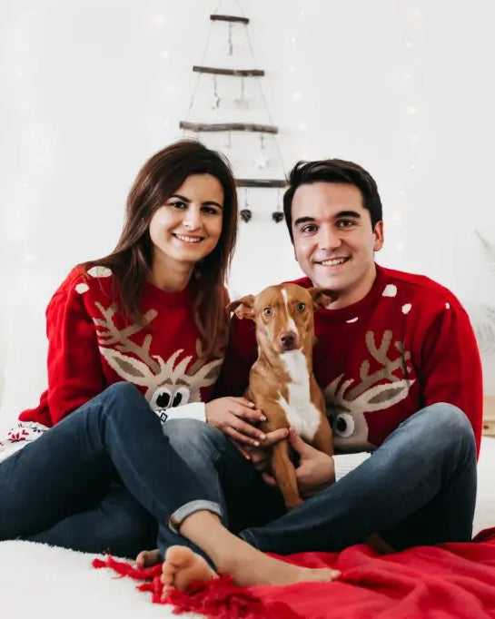 PAREJA-DE-GUAPOS-CON-NUESTRO-JERSEY-SONRIENTE-ROJO