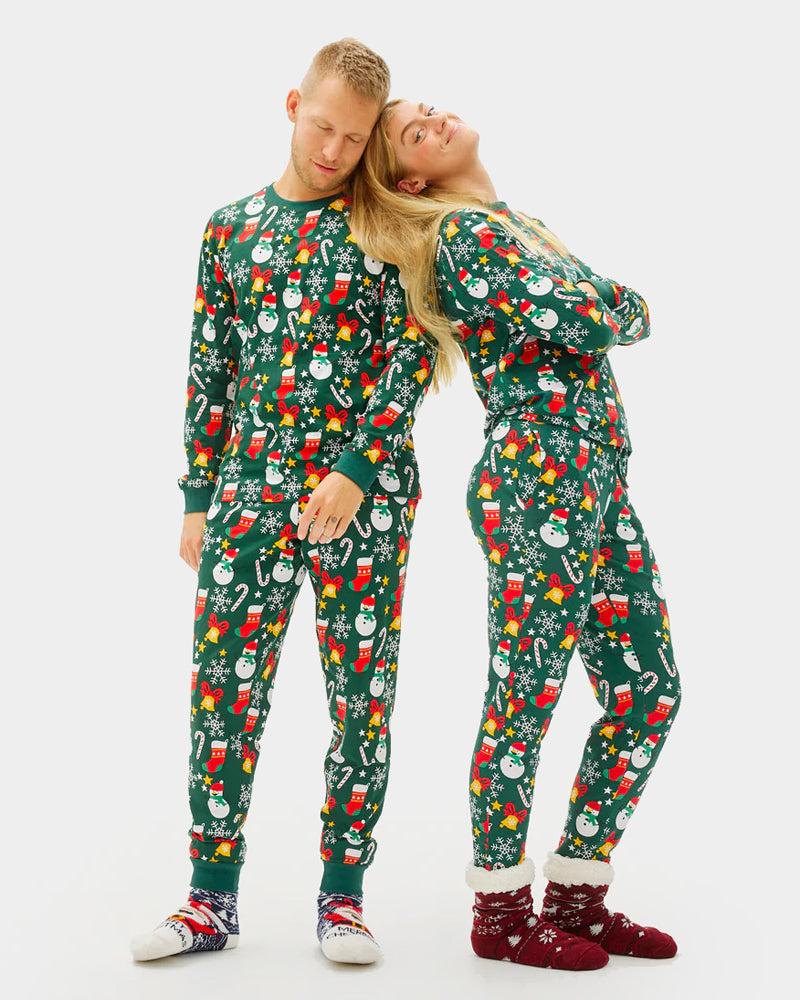 Pijama de Navidad para Mujer y Hombre Verde con Motivos Navideños