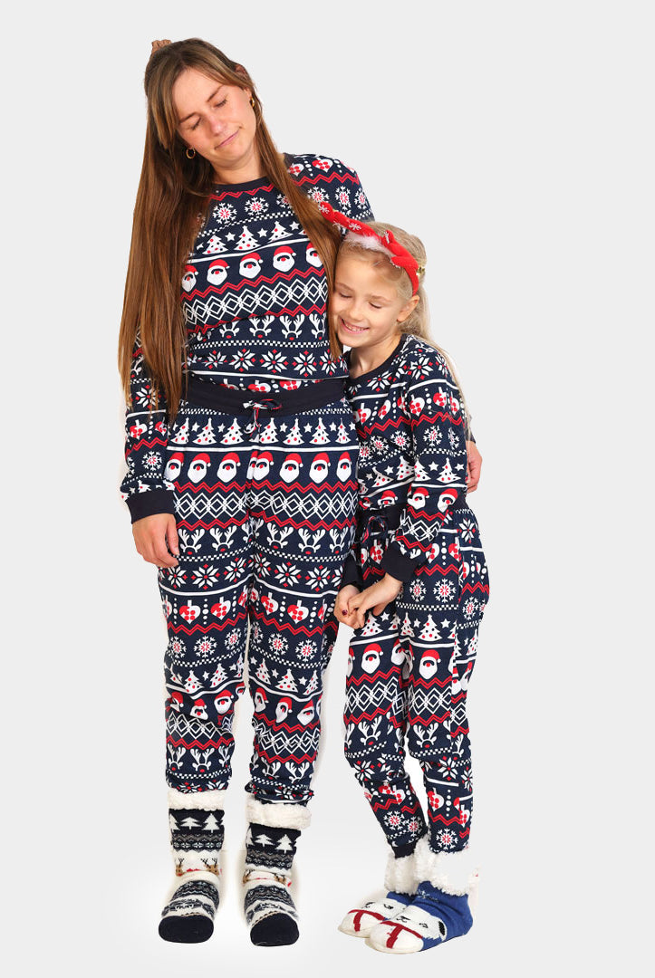 Pijama de Navidad para Familia con Papá Noel, Árboles y Corazones