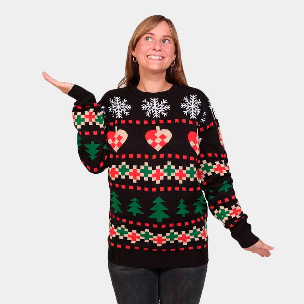 Jersey Navideño Negro con Nieve Corazones y Árboles Mujer
