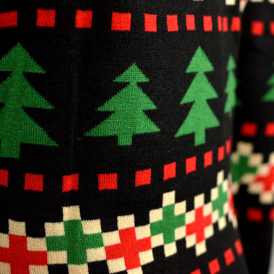 Jersey de Navidad Parejas Negro con Nieve, Corazones y Árboles Detalle Nieve