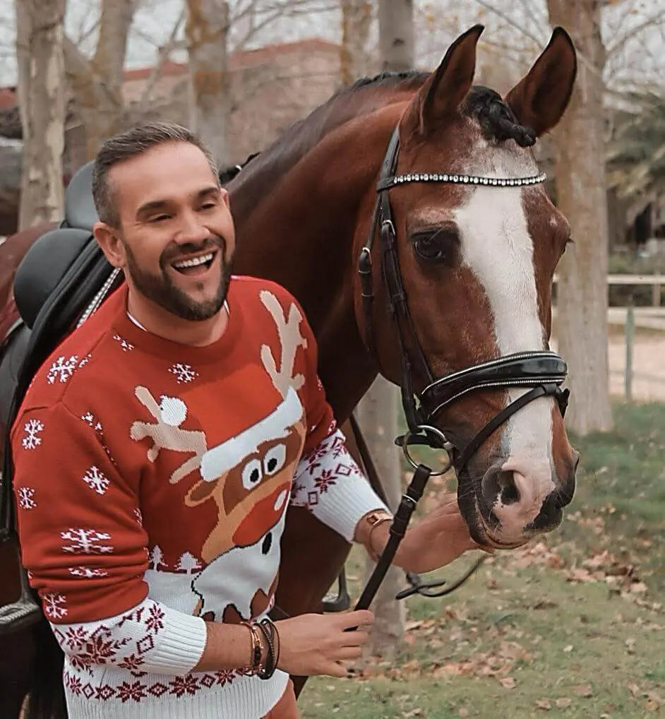 DAVID-CON-SU-JERSEY-DE-RENO-ROJO-RUDOPLH-PREPARANDOSE-PARA-MONTAR-A-CABALLO