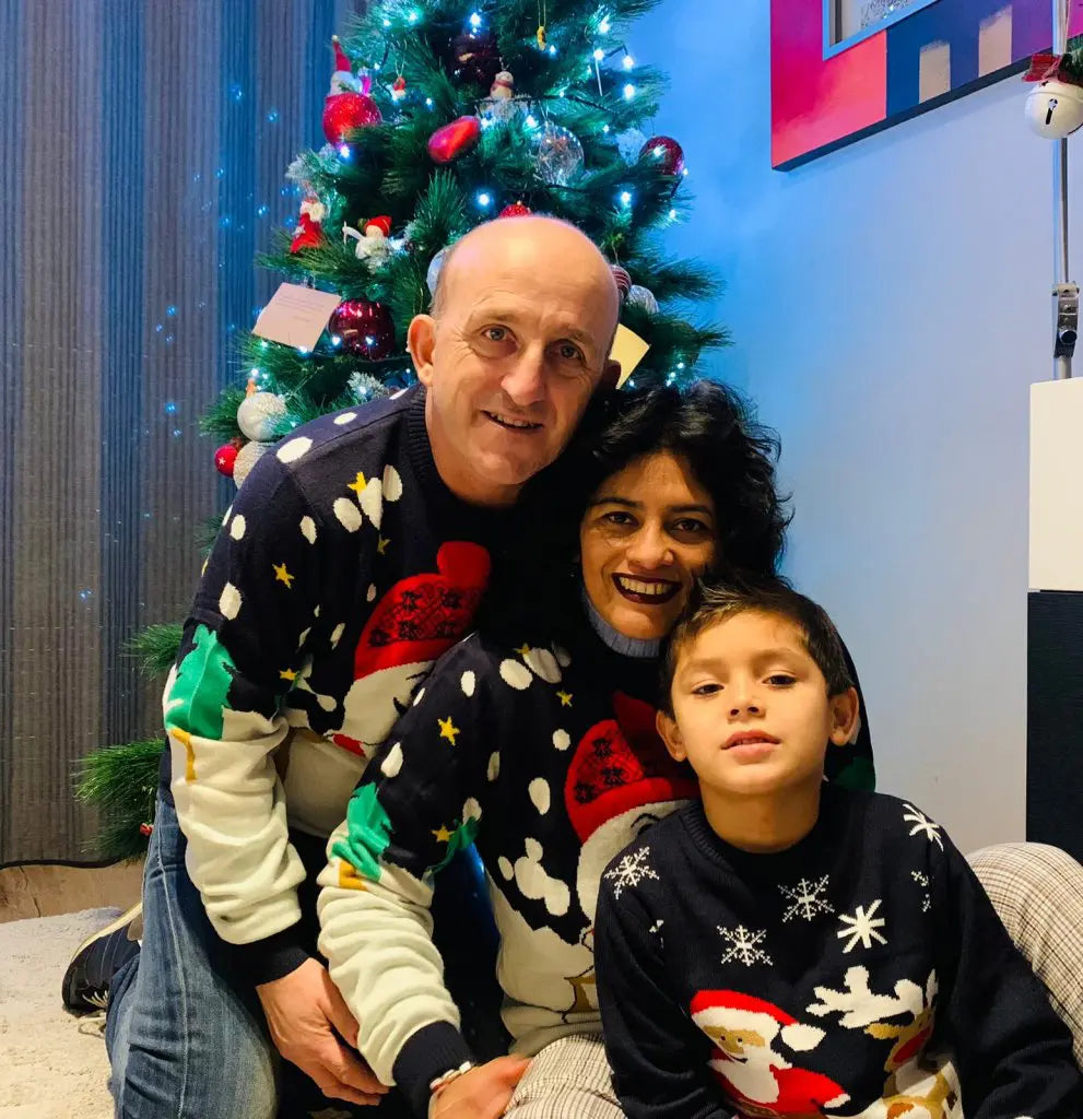 FAMILIA-DISFRUTANDO-CON-SU-MUNECO-DE-NIEVE-3D-Y-LA-PEQUE-CON-EL-JERSEY-AZUL-CON-RENO-Y-PAPA-NOEL