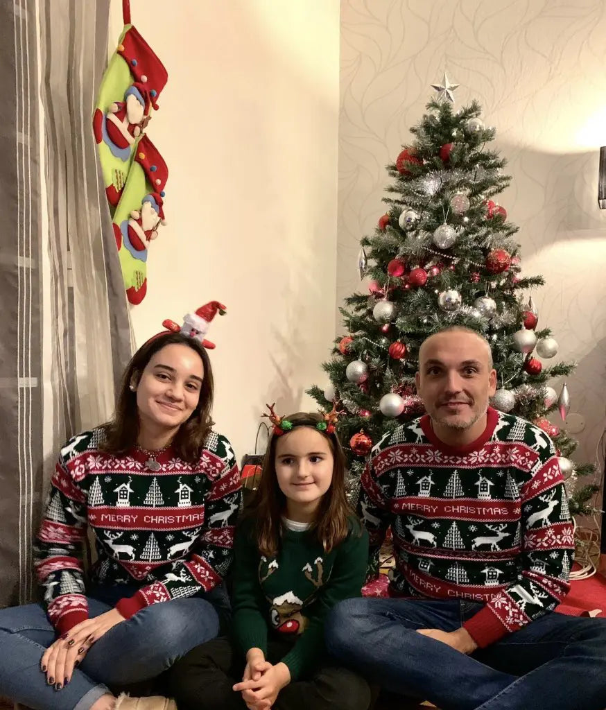 FAMILIA-JUNTO-AL-ARBOL