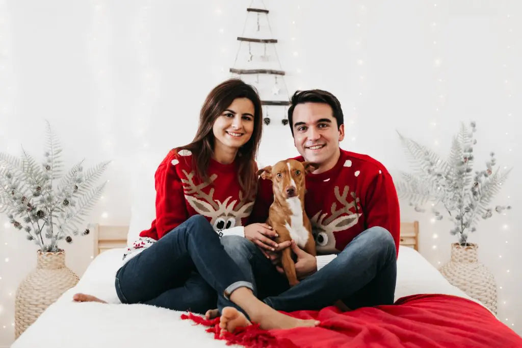 PAREJA-DE-GUAPOS-CON-NUESTRO-JERSEY-SONRIENTE-ROJO