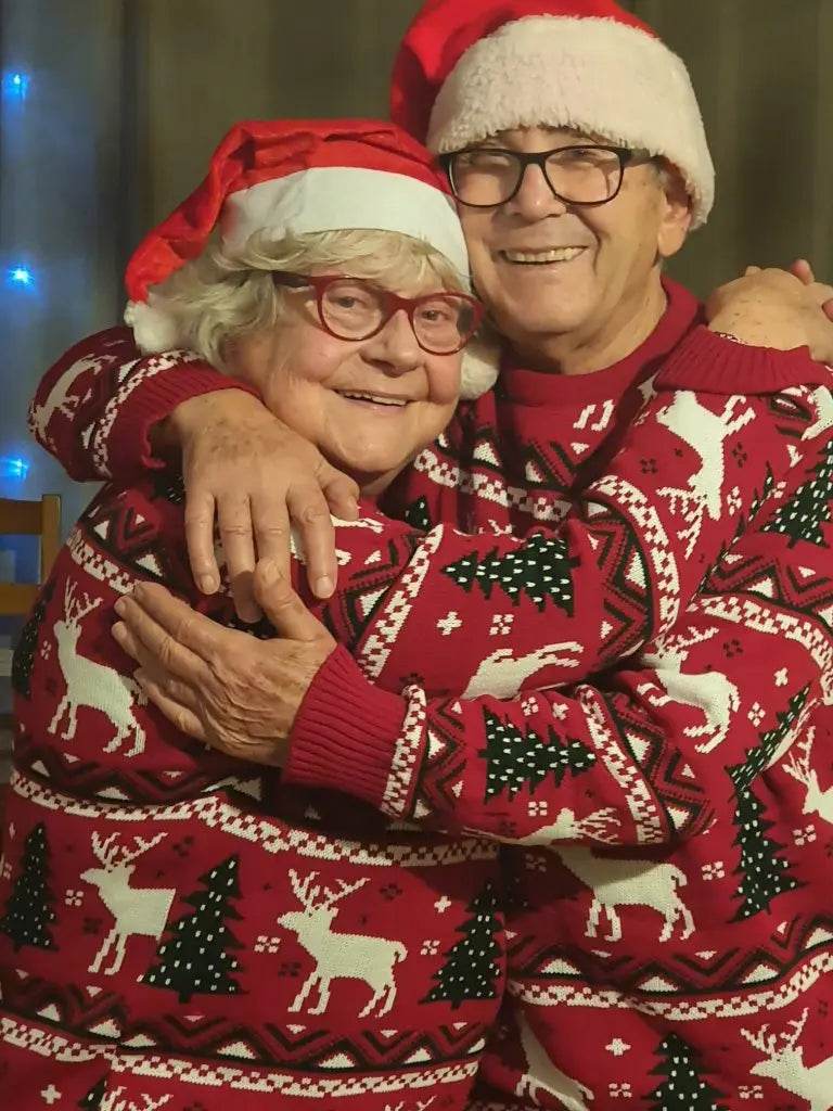 PAREJA-ENTRANABLE-CON-NUESTRO-JERSEY-ROJO-ARBOLES-DE-NAVIDAD-Y-RENOS